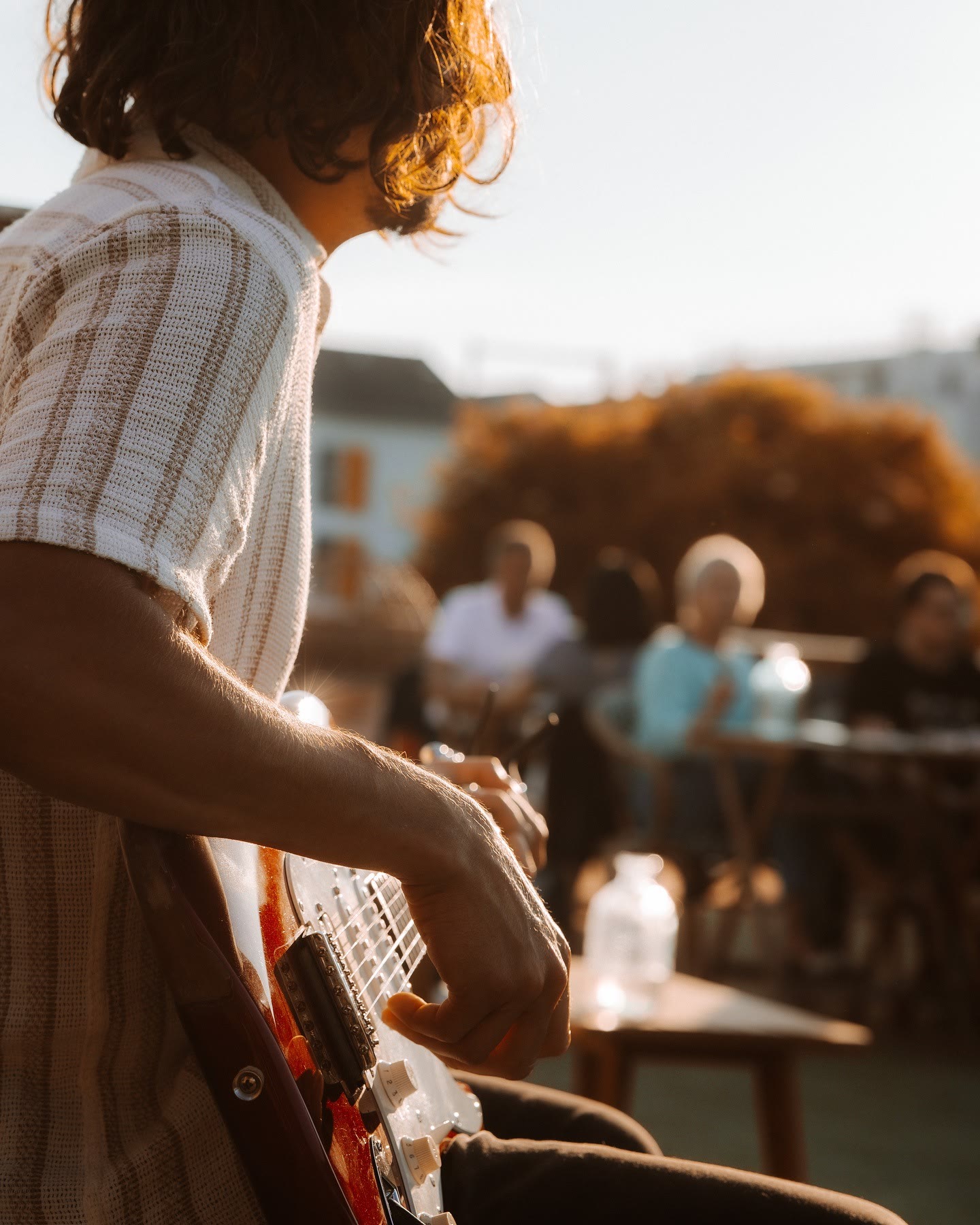 Concert live au restaurant, guitare et ambiance chaleureuse