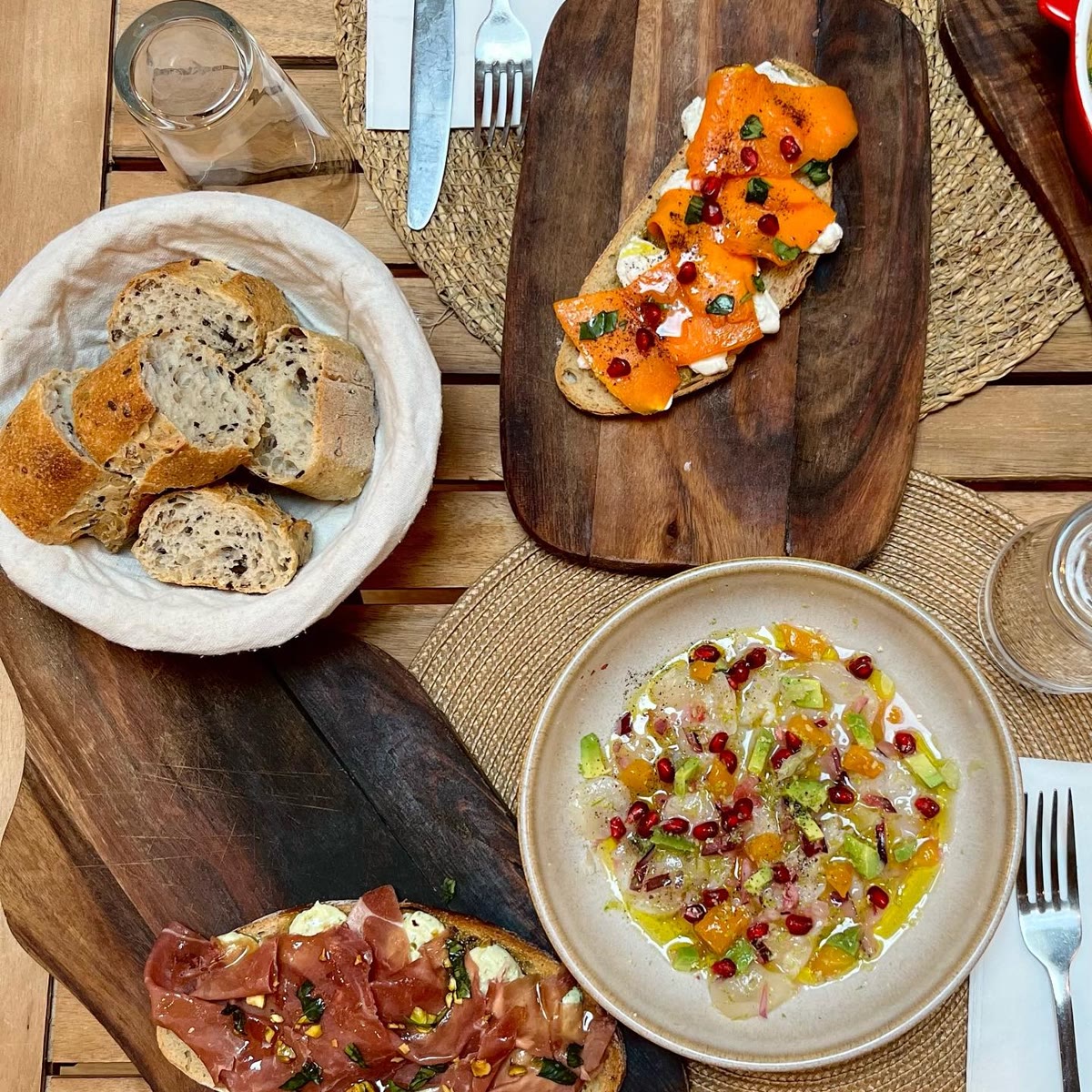 Planche de saumon fumé et ceviche, pain de campagne et condiments