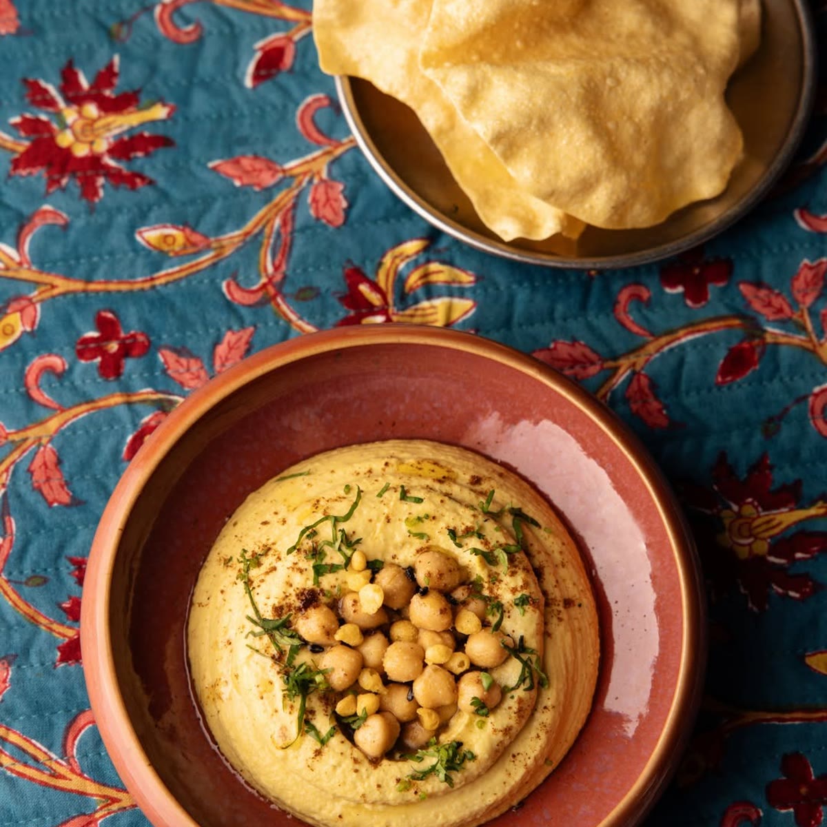 Houmous aux pois chiches, huile d'olive et herbes fraîches