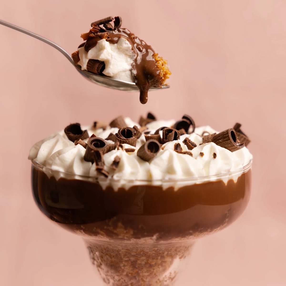 Mousse au chocolat, chantilly et copeaux, la cuillère en suspens