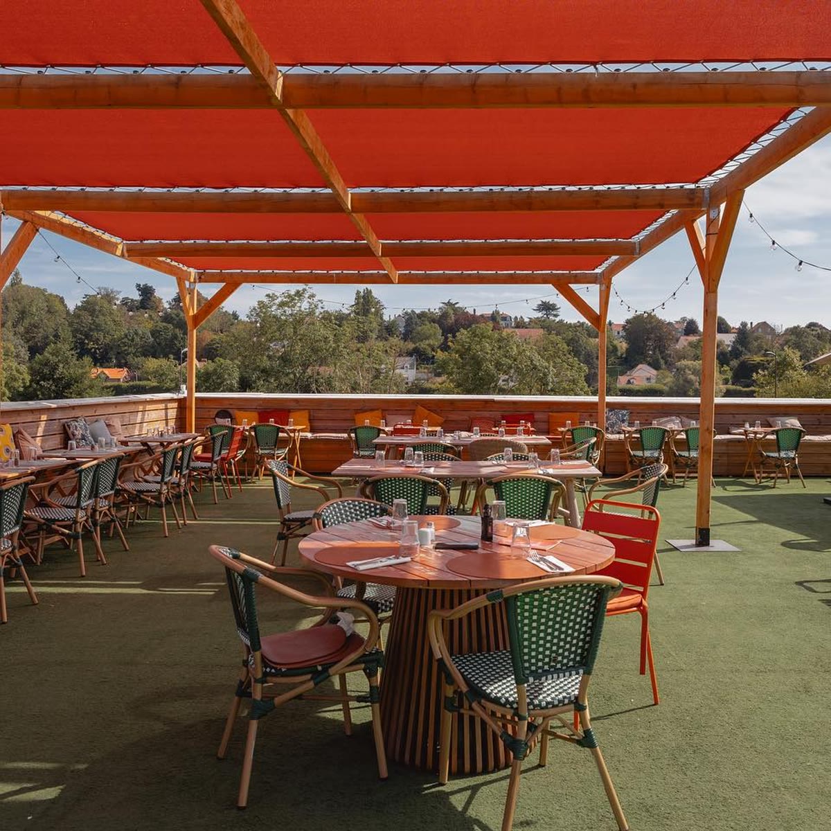 Le rooftop de La Piscine sous sa pergola, tables dressées face au couchant
