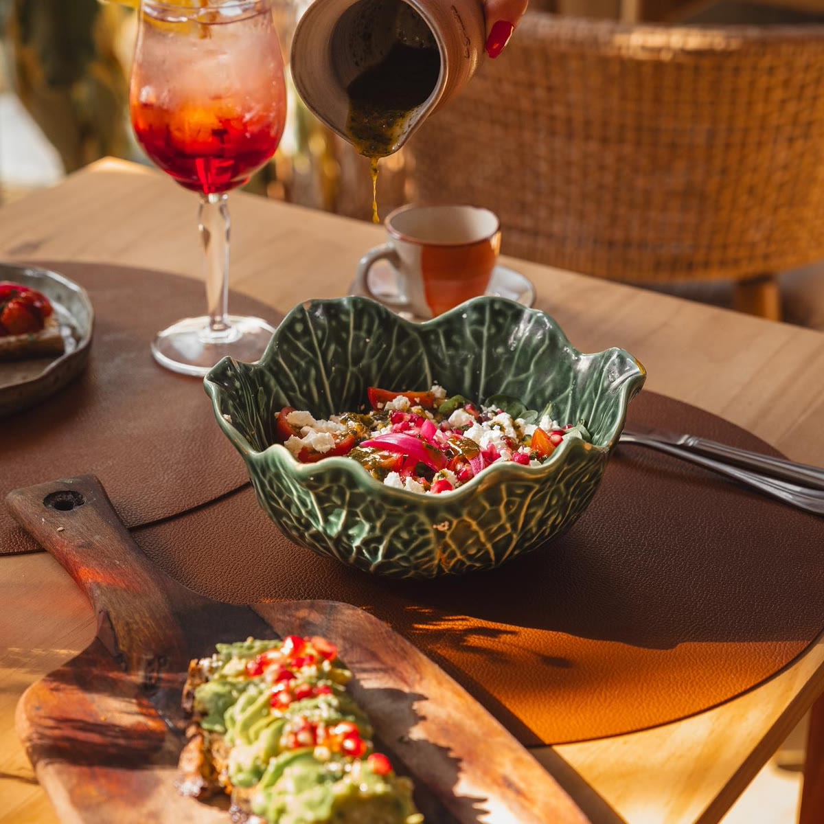Salade colorée servie dans un bol en feuille de chou, avec un avocado toast
