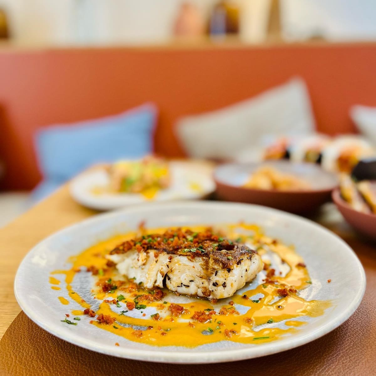 Poisson nappé d'une sauce safranée, dressé à l'assiette