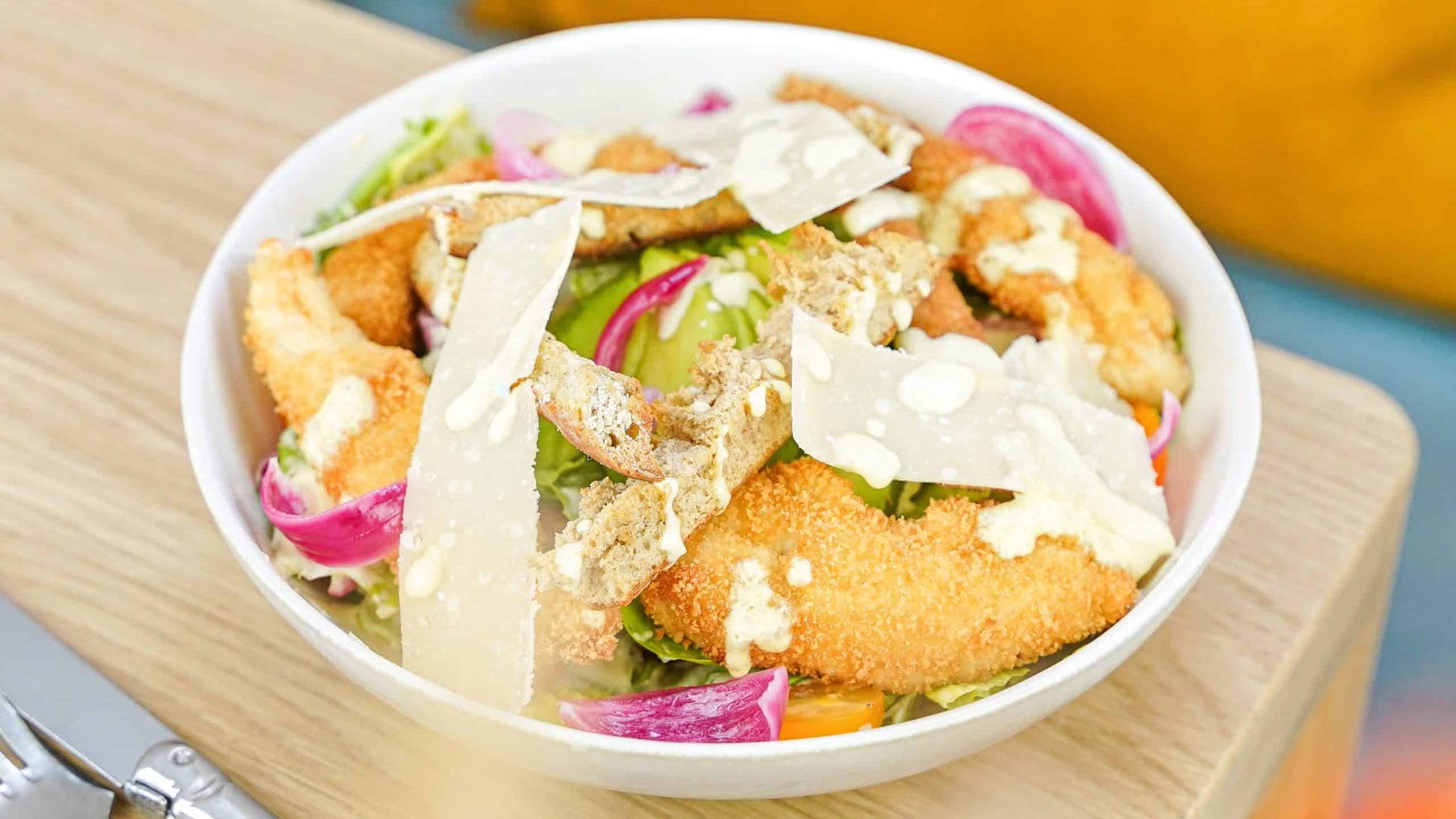 Salade César de La Piscine, poulet croustillant, avocat et copeaux de parmesan