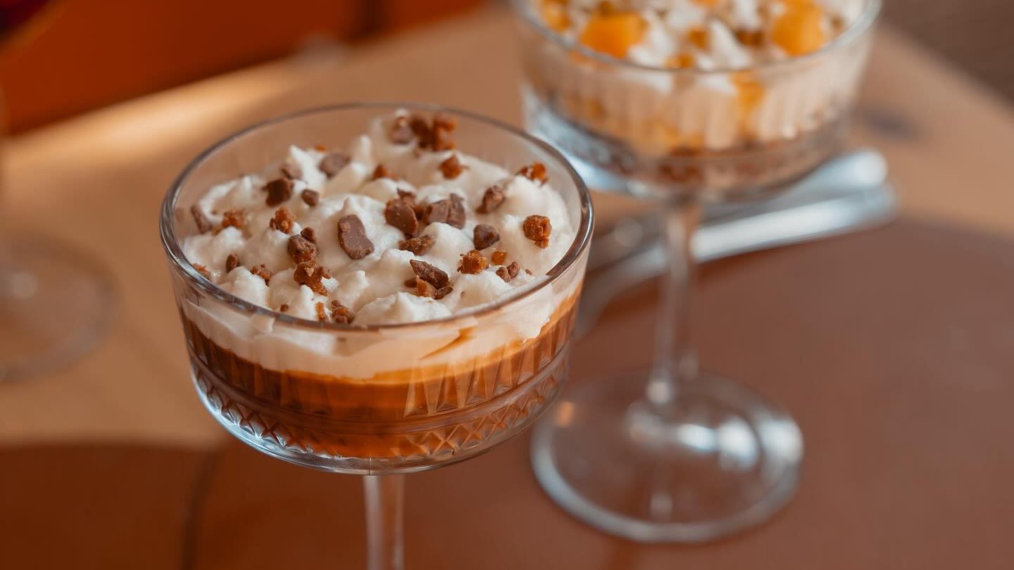 Verrines de mousse au chocolat et parfait à la mangue