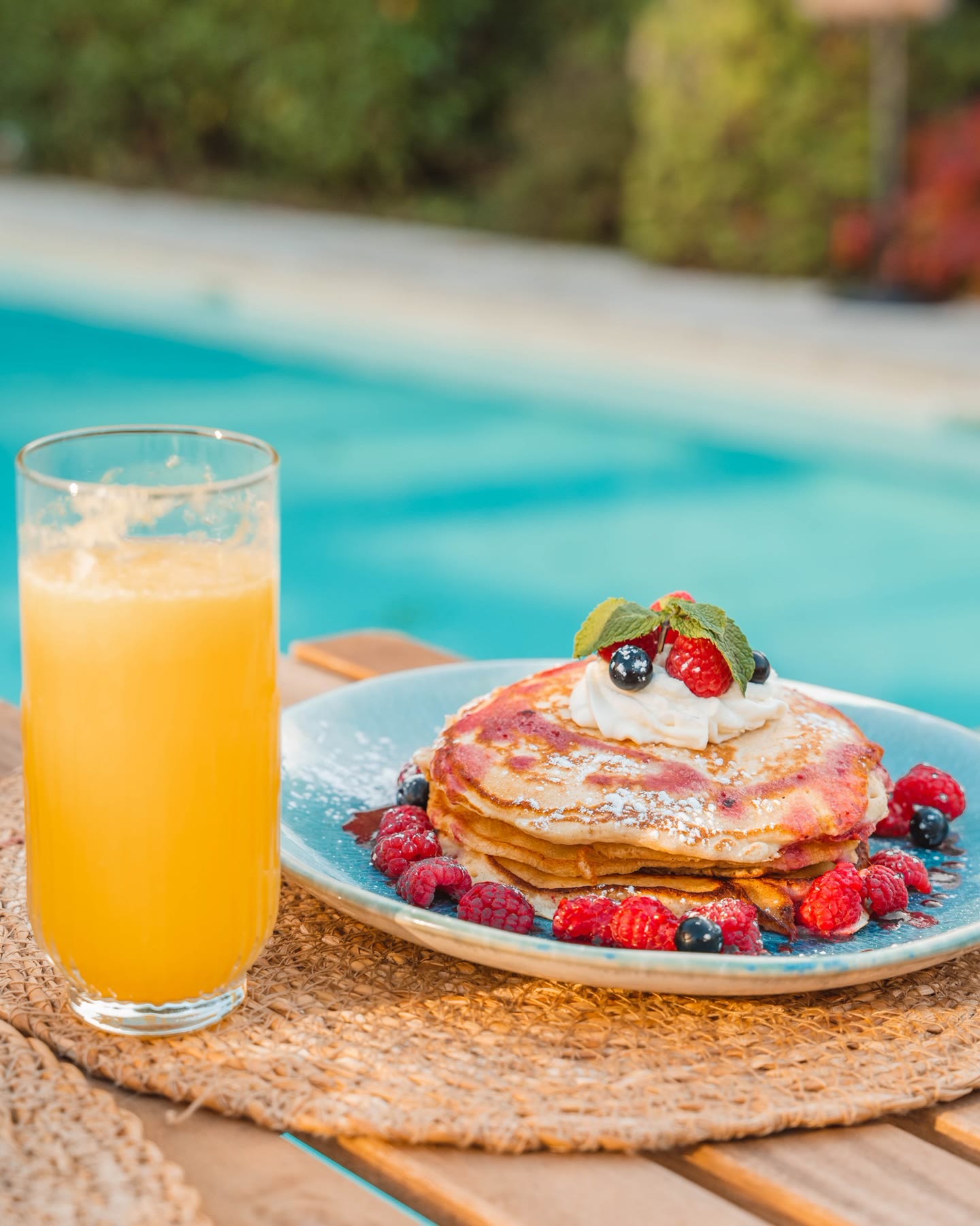 Brunch servi au bord de la piscine
