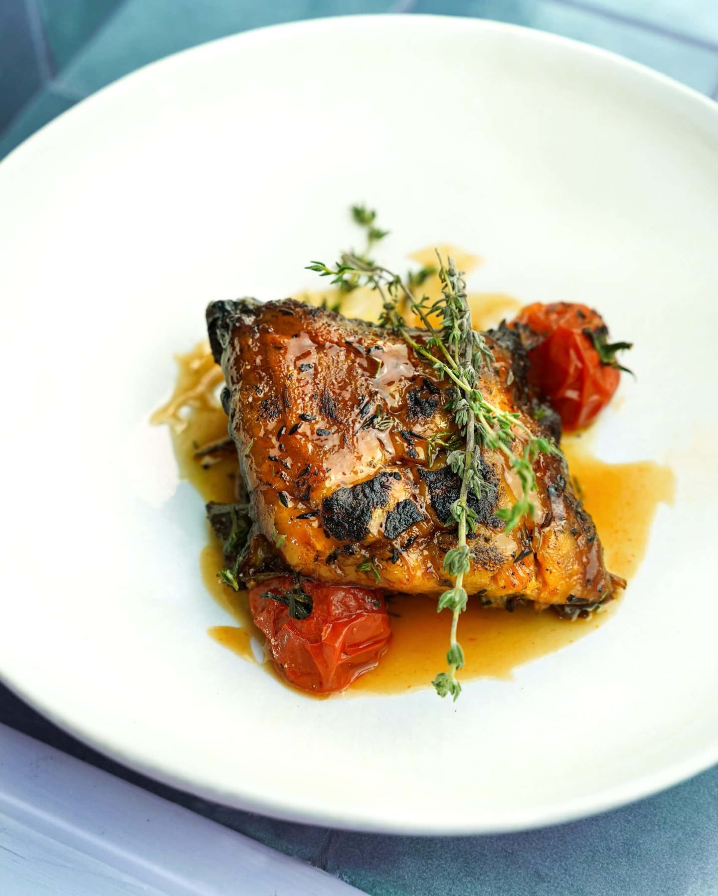 Plat grillé et tomates confites, cuisine maison