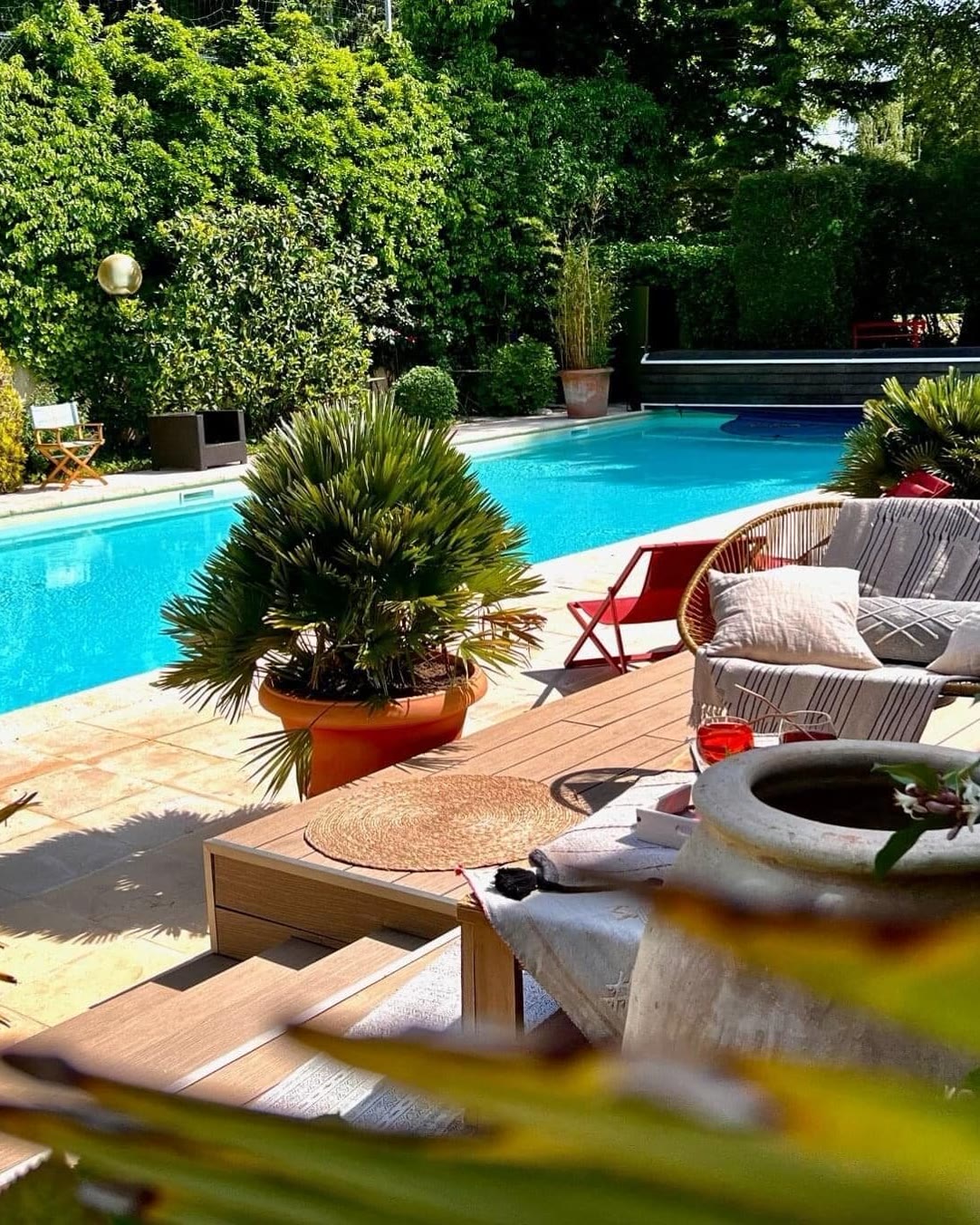 La piscine et son salon extérieur, transats au soleil