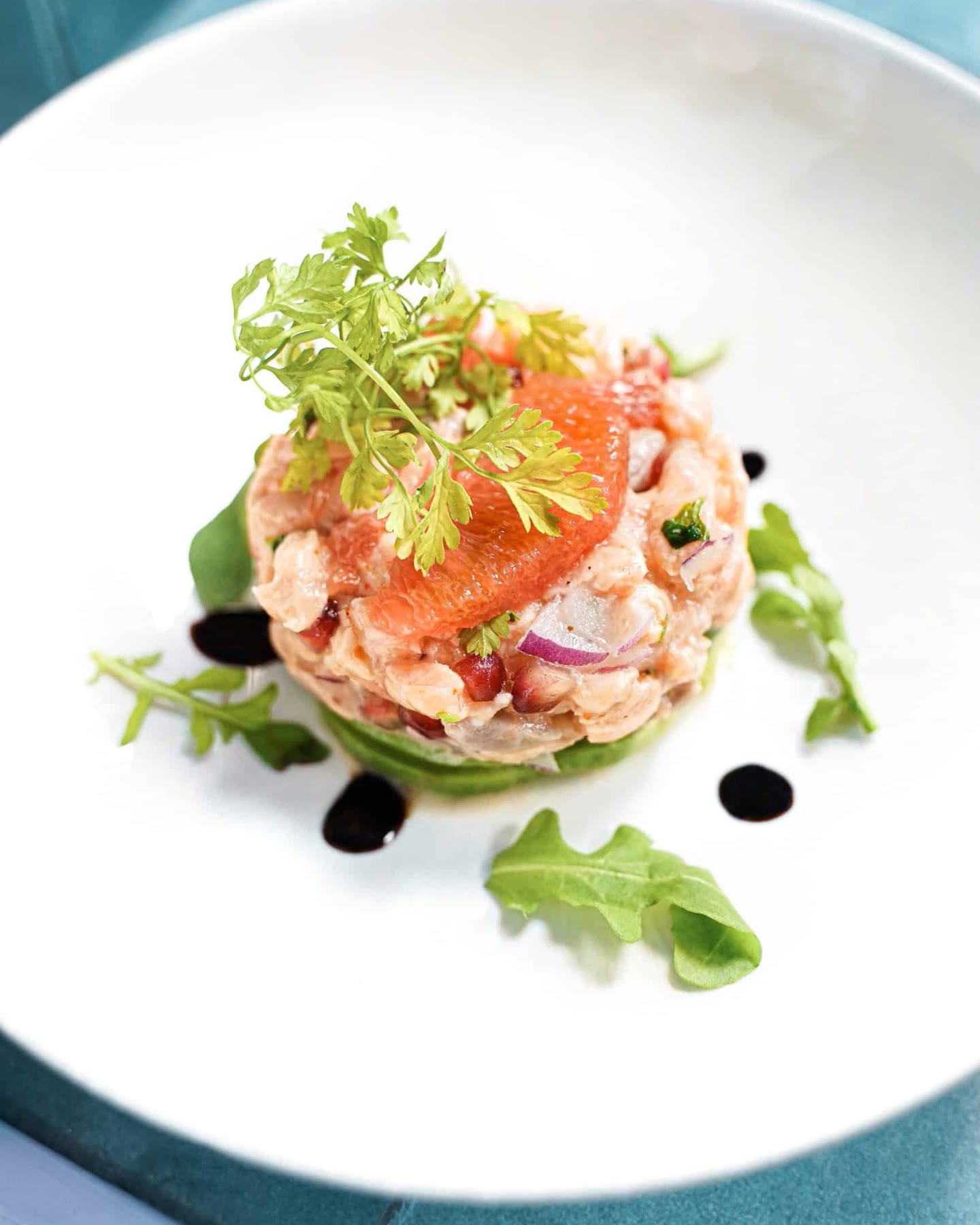Tartare de saumon, pamplemousse et roquette