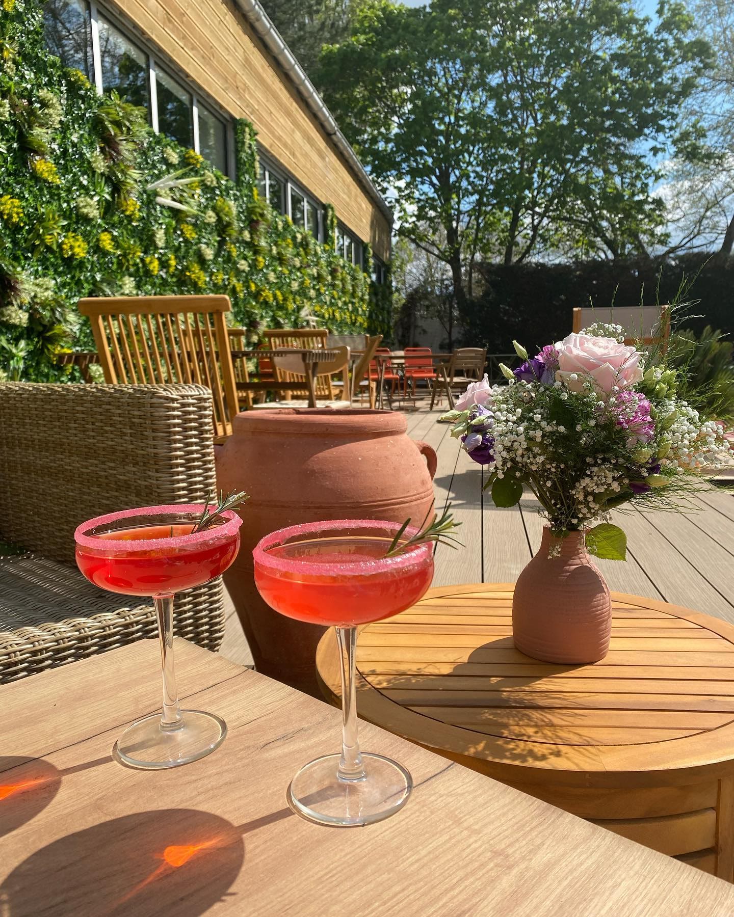 Cocktails en terrasse, à l'ombre du jardin